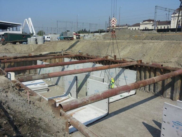 Kompleksowe rozwiązania  gospodarowania wodami opadowymi Strefa wiedzy - Kompleksowe rozwiązania gospodarowania wodami opadowymi Modernizacja linii kolejowej E30 odc. Kraków – Rzeszów, etap III stacja Tarnów.