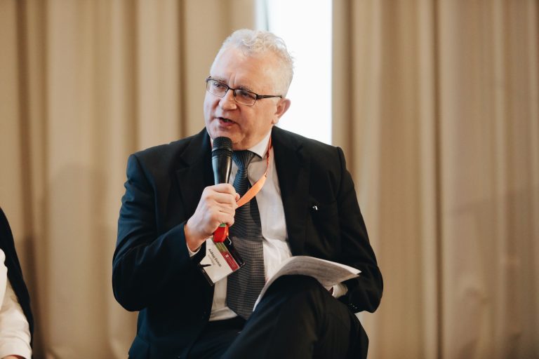 Kompleksowe rozwiązania  gospodarowania wodami opadowymi Strefa wiedzy - Kompleksowe rozwiązania gospodarowania wodami opadowymi Kiedy nas zaleje? „Betonoza” osiedli a zarządzanie wodami opadowymi w projektach deweloperskich jako jeden z kluczowych elementów kosztowych i funkcjonalnych.