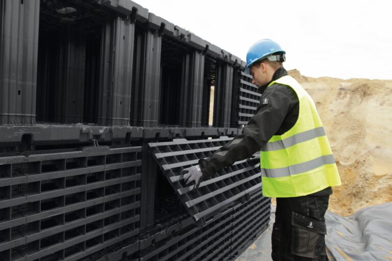 Kompleksowe rozwiązania  gospodarowania wodami opadowymi   Blog Wavin Q-Bic Plus Low Carbon – retencja, rozsączanie i niski ślad węglowy